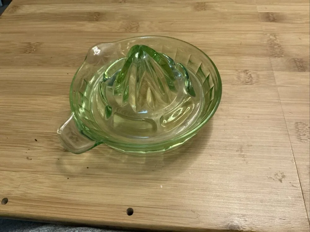 Vintage Green Depression Glass Reamer Uranium Vaseline Citrus Squeezer Juicer - Picture 3 of 10